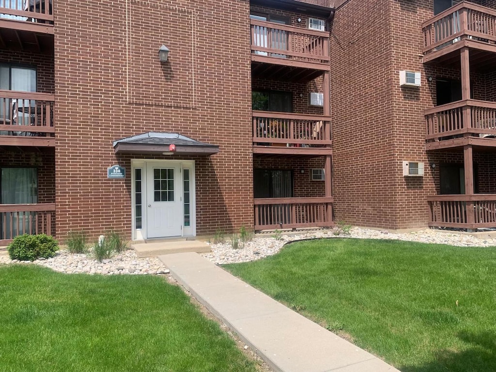 330 Shorewood Dr Unit 1B, Glendale Heights, IL 60139 - photo 1