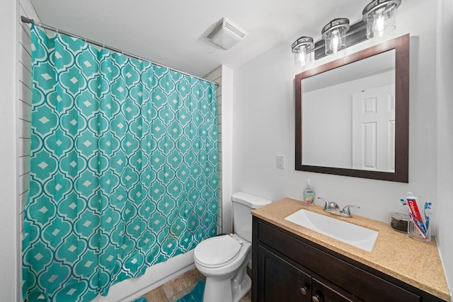 341 Cardinal Ln, Lake Holiday, IL 60552 - full bath featuring vanity, toilet, and shower / tub combo with curtain