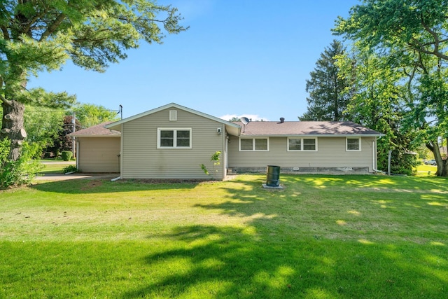 341 Cardinal Ln, Lake Holiday, IL 60552 - back of property with a lawn