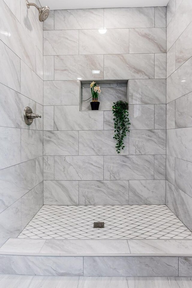 337 W 106th Pl, Chicago, IL 60628 - full bath featuring tiled shower