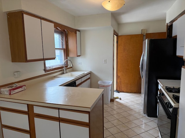 37684 N Sheridan Rd, Beach Park, IL 60087 - kitchen featuring a sink, gas range oven, light countertops, white cabinetry, and a peninsula