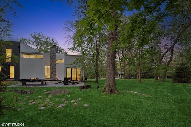 938 Old Green Bay Rd, Winnetka, IL 60093 - view of green lawn with a patio area