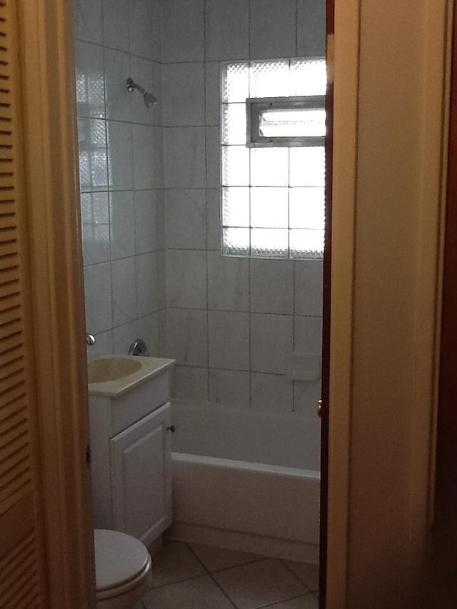2307 Jay Ln, Rolling Meadows, IL 60008 - full bath featuring tile patterned floors, toilet, vanity,  shower combination, and a closet