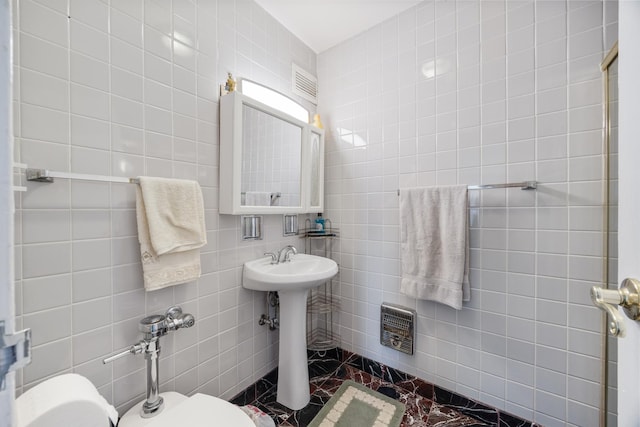 6157 N Sheridan Rd Unit 5G, Chicago, IL 60660 - bathroom with tile walls and toilet
