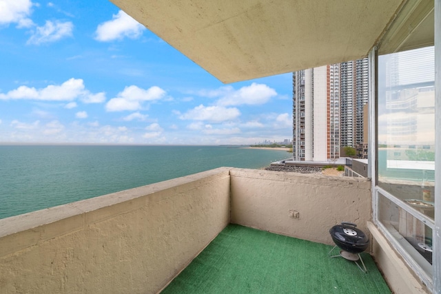 6157 N Sheridan Rd Unit 5G, Chicago, IL 60660 - balcony featuring a water view