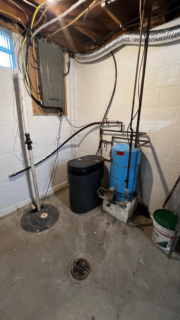 15501 Bishop Rd, Morrison, IL 61270 - below grade area featuring electric panel, concrete block wall, and a water pressure tank