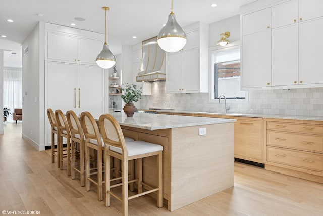 2014 N Winchester Ave, Chicago, IL 60614 - kitchen featuring a center island, light wood-type flooring, tasteful backsplash, a breakfast bar, and recessed lighting
