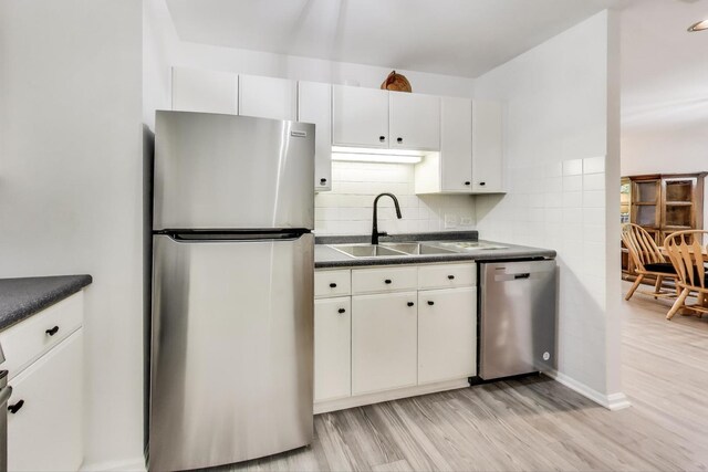 805 Leicester Rd Unit B105, Elk Grove Village, IL 60007 - kitchen featuring stainless steel appliances, a sink, dark countertops, and light wood finished floors