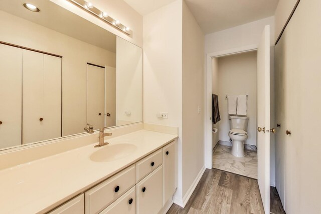 805 Leicester Rd Unit B105, Elk Grove Village, IL 60007 - bathroom with vanity, toilet, and baseboards