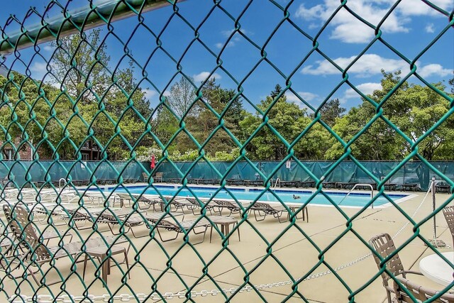 805 Leicester Rd Unit B105, Elk Grove Village, IL 60007 - view of swimming pool