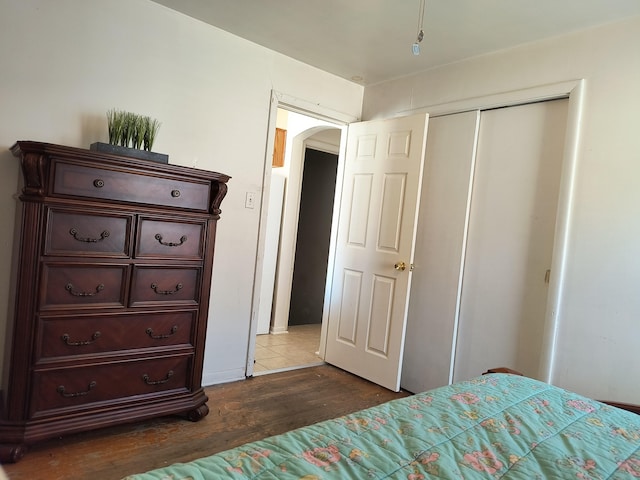10153 S Saint Lawrence Ave, Chicago, IL 60628 - bedroom featuring arched walkways, wood finished floors, and a closet
