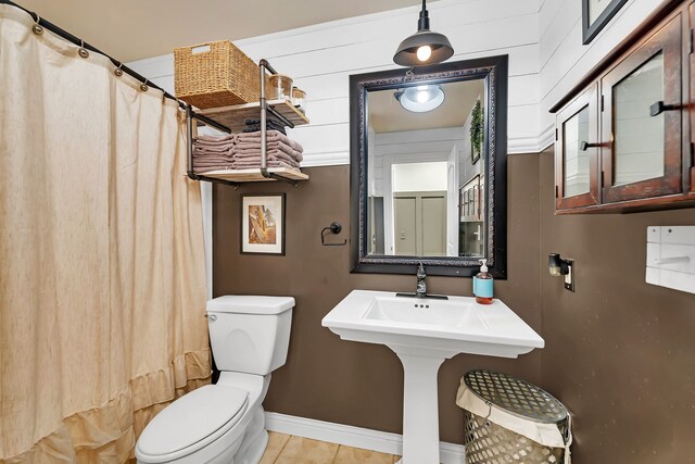 480 Logue Cir, Seneca, IL 61360 - bathroom featuring toilet, baseboards, a shower with shower curtain, and tile patterned flooring