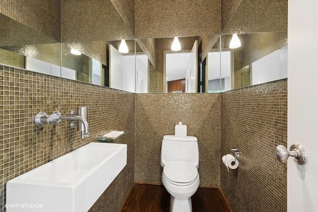 1733 S Prairie Ave, Chicago, IL 60616 - bathroom with tile walls, toilet, and wood finished floors