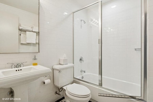 1733 S Prairie Ave, Chicago, IL 60616 - full bath with tile walls, toilet, shower / bath combination with glass door, and backsplash