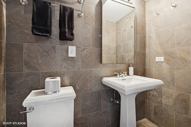 1733 S Prairie Ave, Chicago, IL 60616 - half bathroom with toilet and tile walls