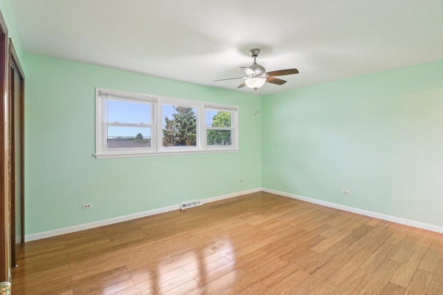 409 Wingate Dr, Schaumburg, IL 60193 - unfurnished bedroom featuring light wood-style floors, baseboards, a closet, and a ceiling fan