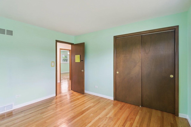 409 Wingate Dr, Schaumburg, IL 60193 - unfurnished bedroom featuring a closet, light wood-type flooring, and baseboards