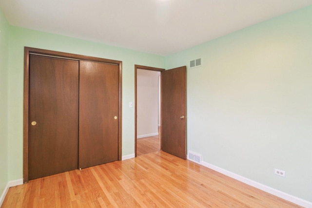 409 Wingate Dr, Schaumburg, IL 60193 - unfurnished bedroom featuring a closet, light wood finished floors, and baseboards