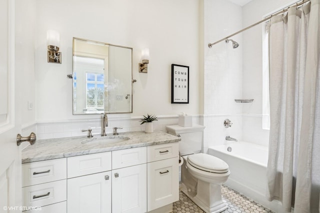 542 W Dickens St, Chicago, IL 60614 - full bath featuring shower / tub combo, vanity, toilet, tile patterned floors, and tile walls