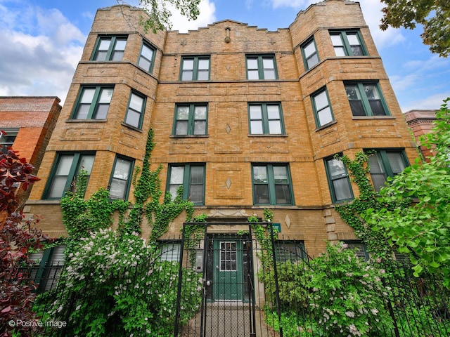 2636 N Fairfield Ave Unit 1N, Chicago, IL 60647 - view of building exterior with a fenced front yard
