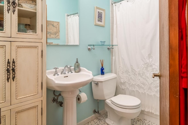 3711 N Pine Grove Ave Unit 2Nw, Chicago, IL 60613 - full bathroom featuring toilet, baseboards, and a shower with shower curtain