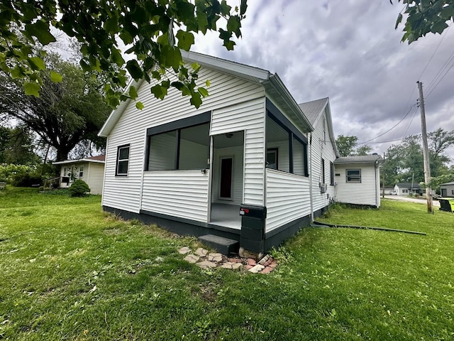 509 E Webster St, Clinton, IL 61727 - view of side of property with a lawn