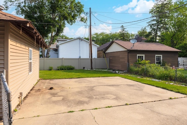 217 W Moulton St, Pontiac, IL 61764 - fenced backyard with a patio area