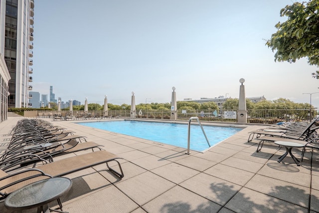233 E 13th St Unit 2001, Chicago, IL 60605 - community pool with a patio
