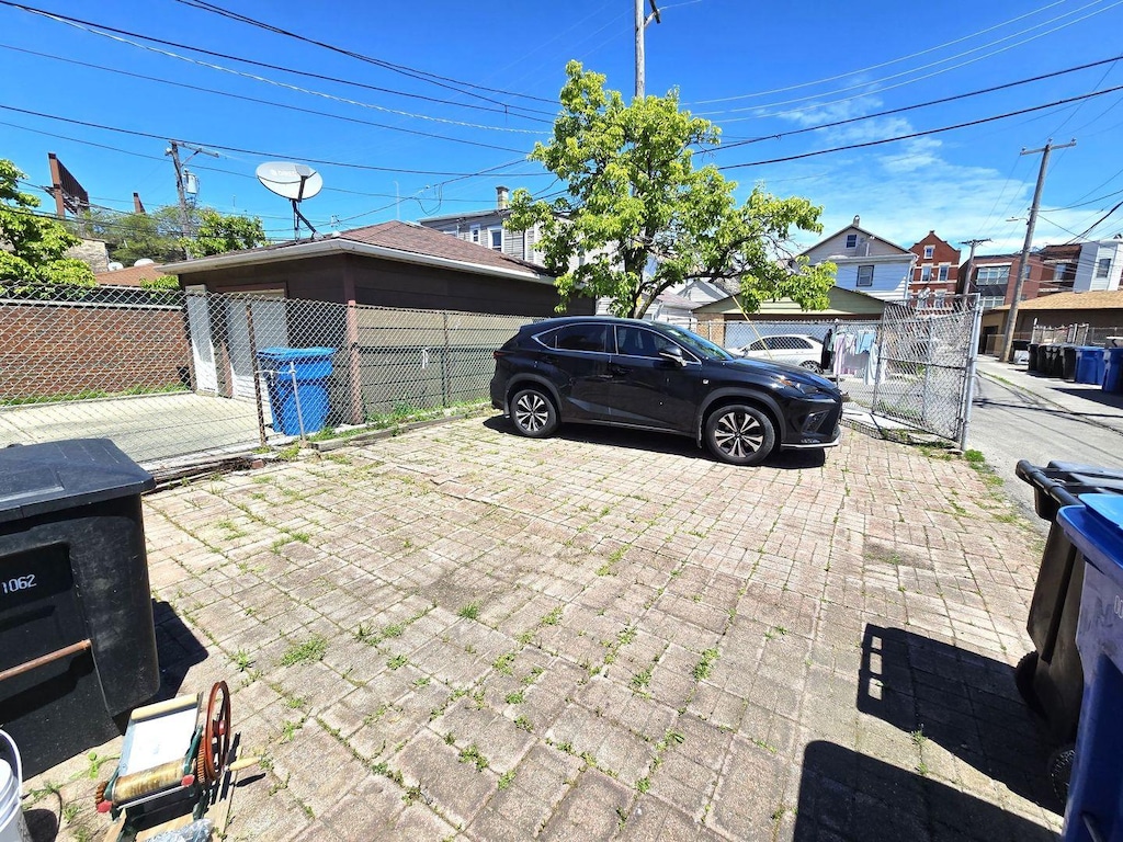 2631 S Shields Ave, Chicago, IL 60616 - view of parking