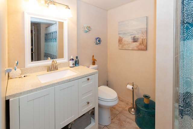 431 Griswold St, Elgin, IL 60123 - full bathroom featuring toilet, vanity, tile patterned flooring, and a shower with shower curtain