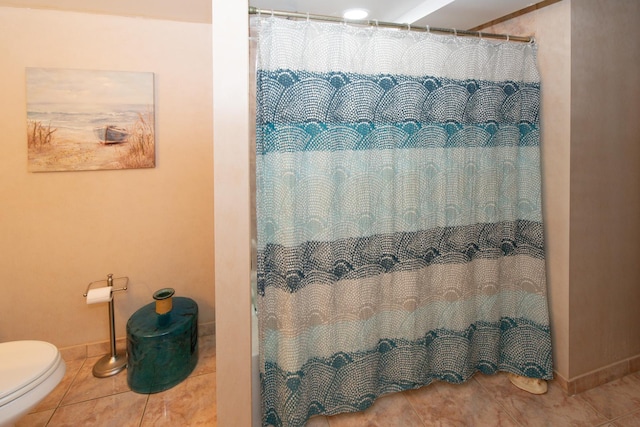 431 Griswold St, Elgin, IL 60123 - full bathroom with toilet, tile patterned floors, and a shower with curtain