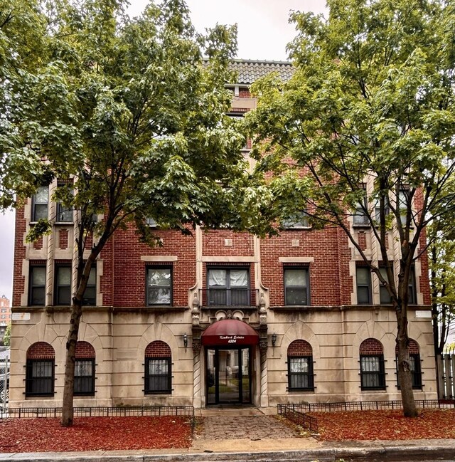 6324 S Kimbark Ave Unit 404, Chicago, IL 60637 - view of property with a fenced front yard