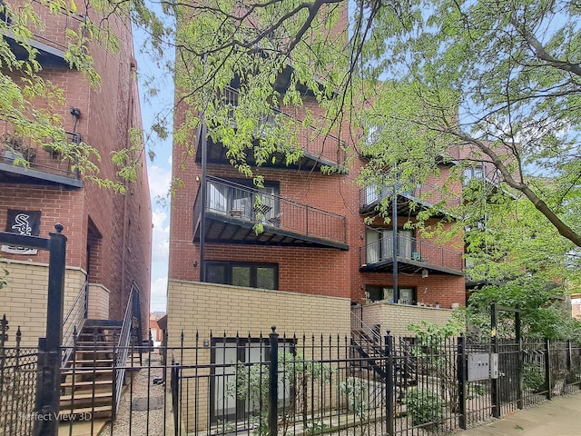 25 E 26th St Unit 4, Chicago, IL 60616 - view of apartment building / complex featuring a fenced front yard