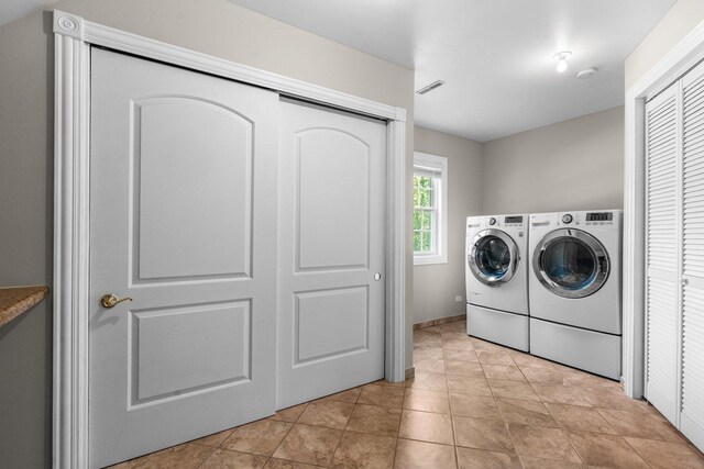 6312 Kingsbridge Dr, Cary, IL 60013 - laundry area with washer and clothes dryer and baseboards