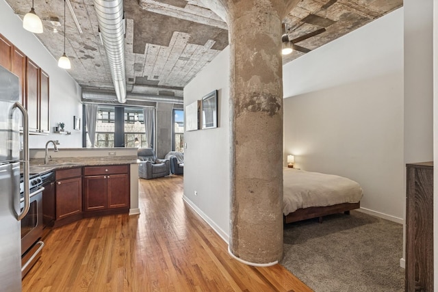 1069 W 14th Pl Unit 333, Chicago, IL 60608 - kitchen featuring open floor plan, light wood finished floors, a sink, stainless steel appliances, and a peninsula