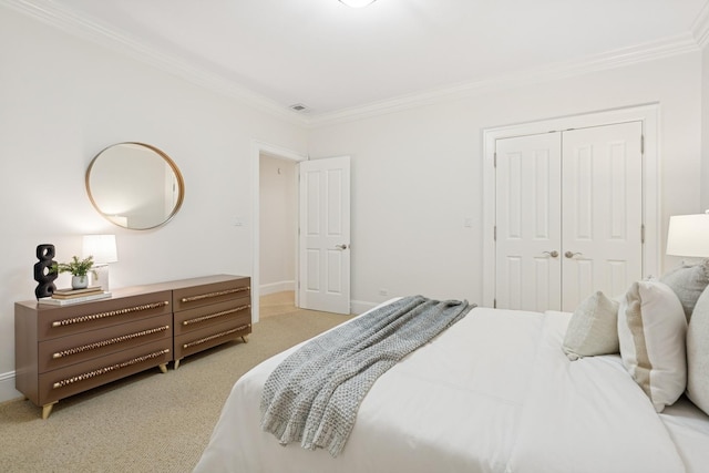 3823 N Wayne Ave, Chicago, IL 60613 - bedroom featuring ornamental molding, light carpet, a closet, and baseboards