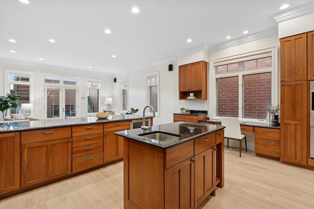 3823 N Wayne Ave, Chicago, IL 60613 - kitchen with a sink, light wood-style flooring, crown molding, a center island with sink, and brown cabinetry