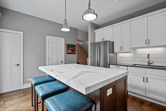1429 S Prairie Ave, Chicago, IL 60605 - kitchen with freestanding refrigerator, a sink, a kitchen island, backsplash, and decorative light fixtures