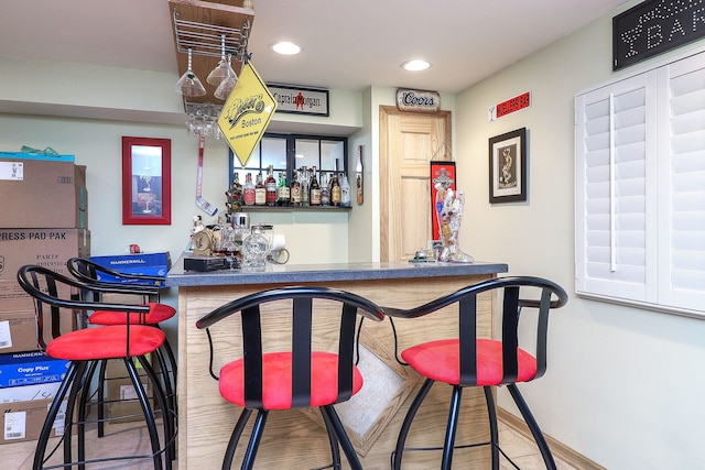 1518 Charlotte Cir, Naperville, IL 60564 - indoor wet bar featuring recessed lighting