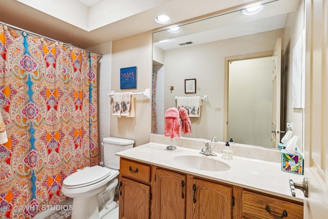 full bath featuring vanity, toilet, curtained shower, and recessed lighting