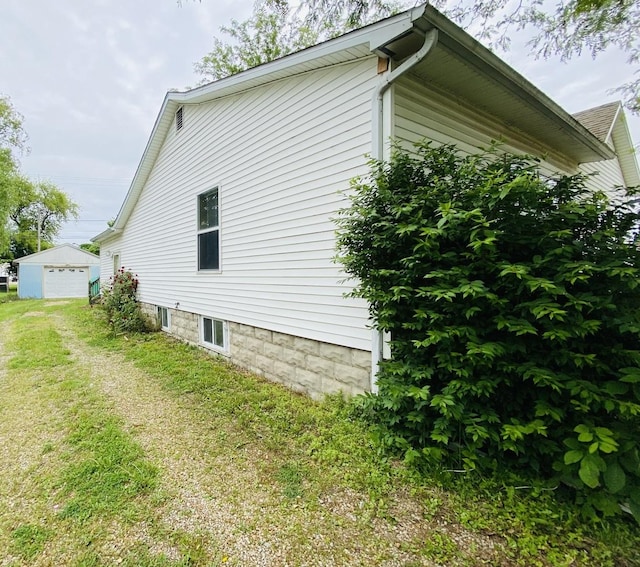 807 W Washington St, Pontiac, IL 61764 - view of property exterior with a detached garage, an outdoor structure, and driveway