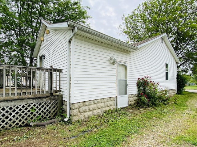 807 W Washington St, Pontiac, IL 61764 - view of side of home with a wooden deck