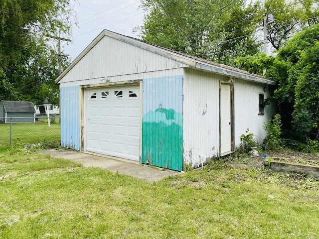 807 W Washington St, Pontiac, IL 61764 - view of detached garage