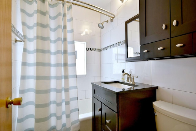 1625 N 73rd Ct, Elmwood Park, IL 60707 - full bath featuring tile walls, toilet, vanity, and tasteful backsplash