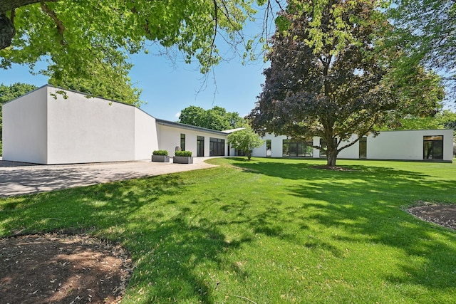 4N575 Old Quarry Rd, Saint Charles, IL 60174 - view of grassy yard with a patio