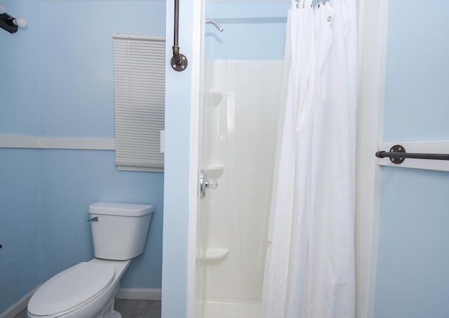 937 N County St, Waukegan, IL 60085 - bathroom featuring a shower with curtain, toilet, and tile patterned floors