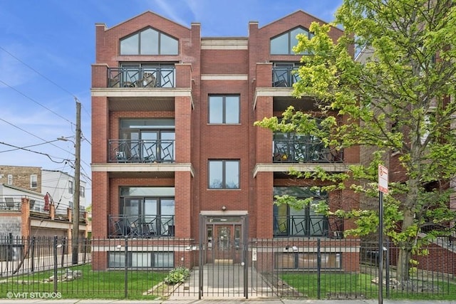 2215 W Augusta Blvd Unit 2E, Chicago, IL 60622 - view of property featuring a fenced front yard
