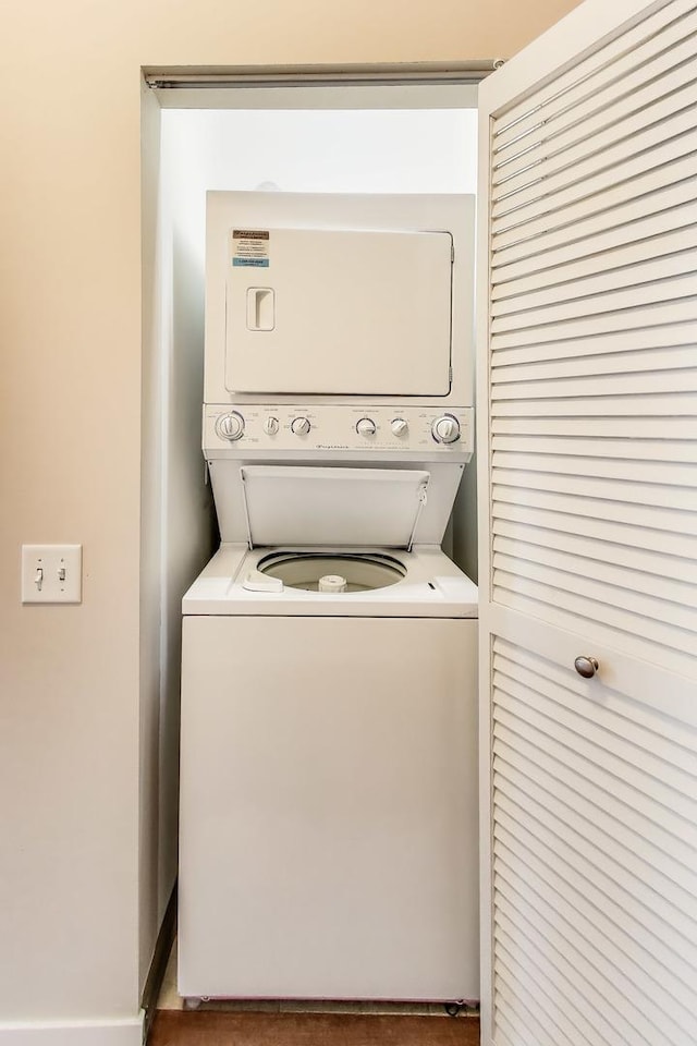 757 N Orleans St Unit 909, Chicago, IL 60654 - laundry area featuring stacked washing machine and dryer