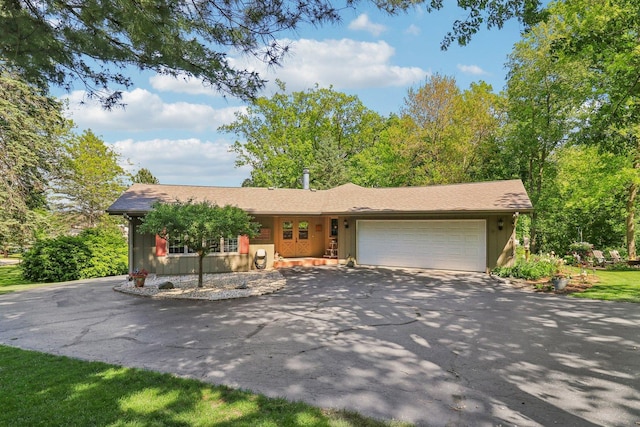 554 Baintree Rd, Davis, IL 61019 - view of front facade featuring driveway and an attached garage