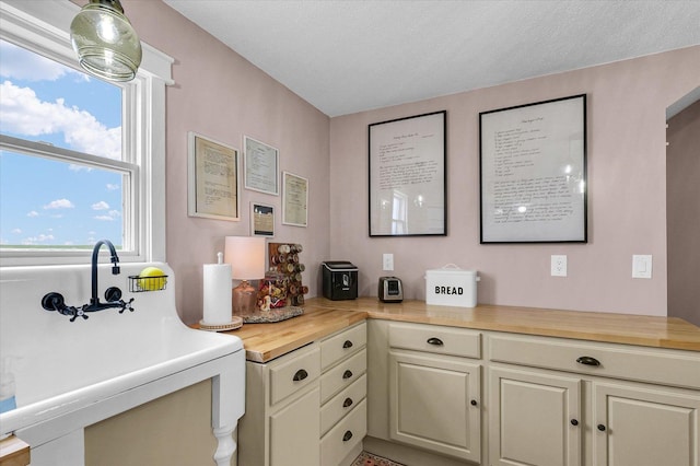 55 N 2600e Rd, Rankin, IL 60960 - office area featuring a sink and a textured ceiling